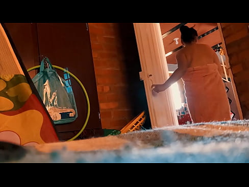 ❤️ דודי הולך אחרי למקלחת, הוא מזיין אותי בזמן שאני מתקלח. פאקינג אצלנו ❌️