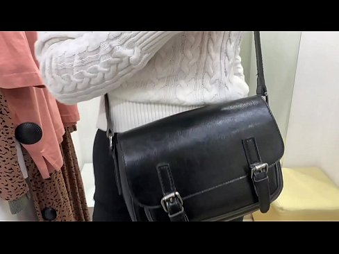 ❤️ אוננות פומבית של הכלבה הצעירה פרלברי עם דילדו בחדר המתאים פאקינג אצלנו ❌️