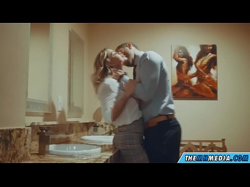 ❤️ כשבלונדינית חזה מפתה אותך בשירותים ציבוריים פאקינג אצלנו ❌️